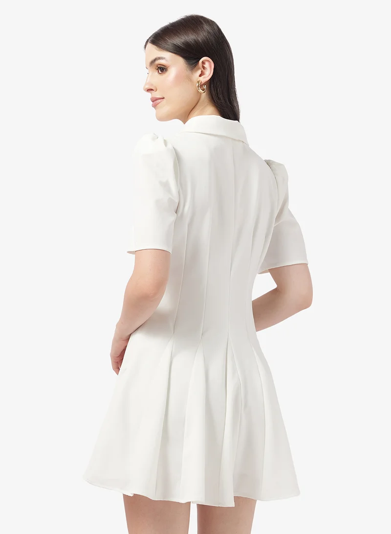 كولكتيف ذي لايبل فستان قصير بأزرار وأكمام منتفخة وياقة